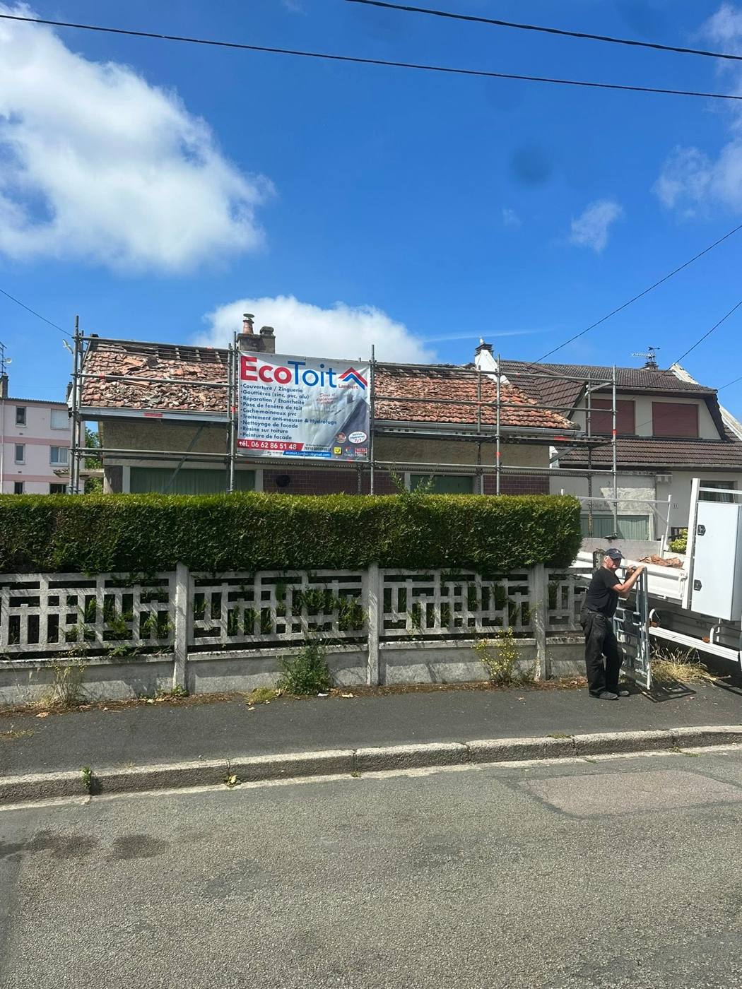Maison en travaux de toiture, bâche et panneau Eco Toit sur la façade
