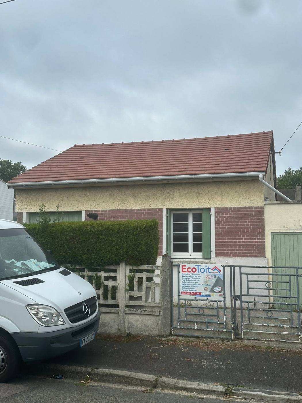 Camionnette et panneau Eco Toit devant une maison en cours de travaux