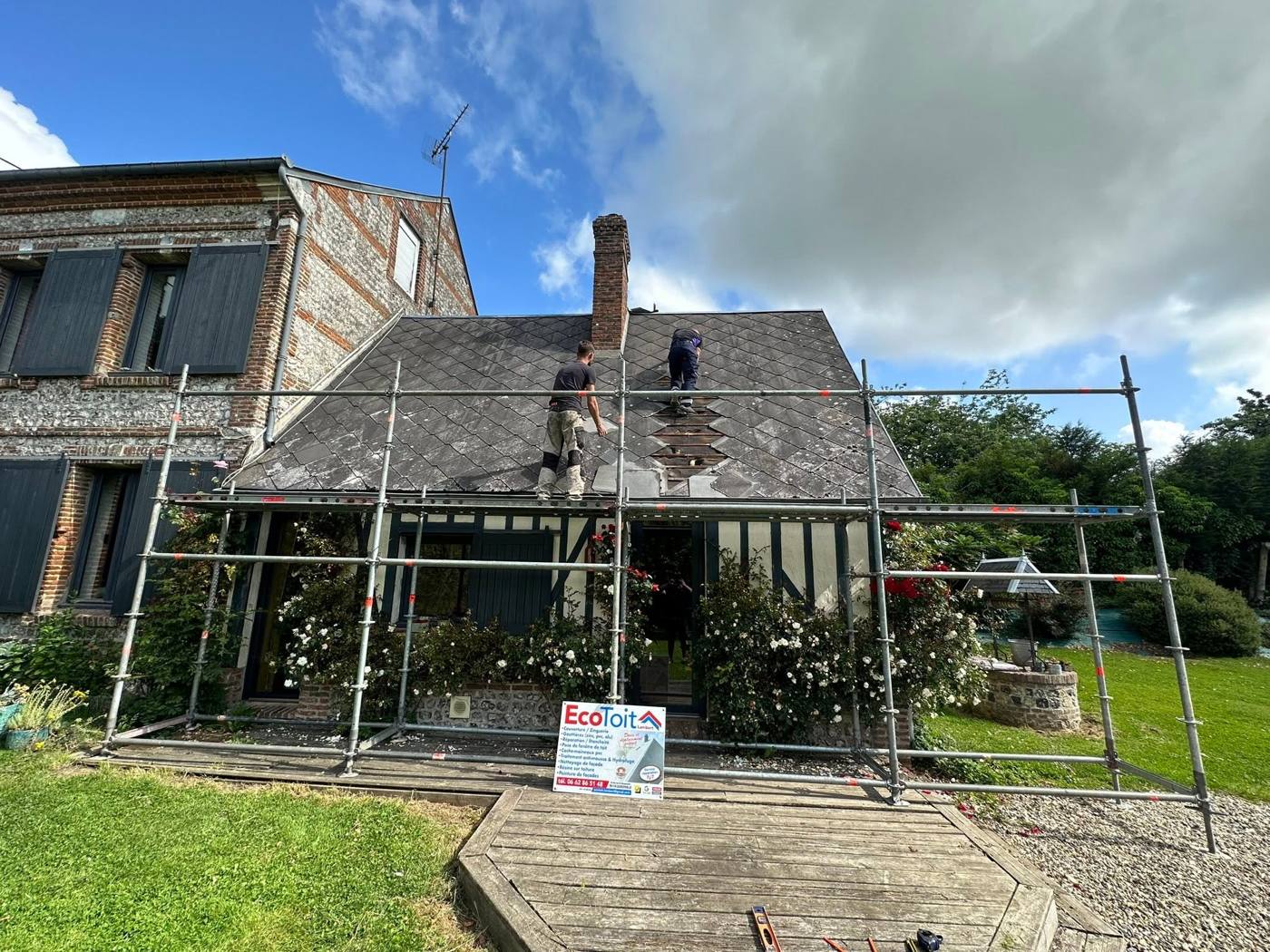 Échafaudage monté autour d'une maison à colombages pour une réfection de toiture