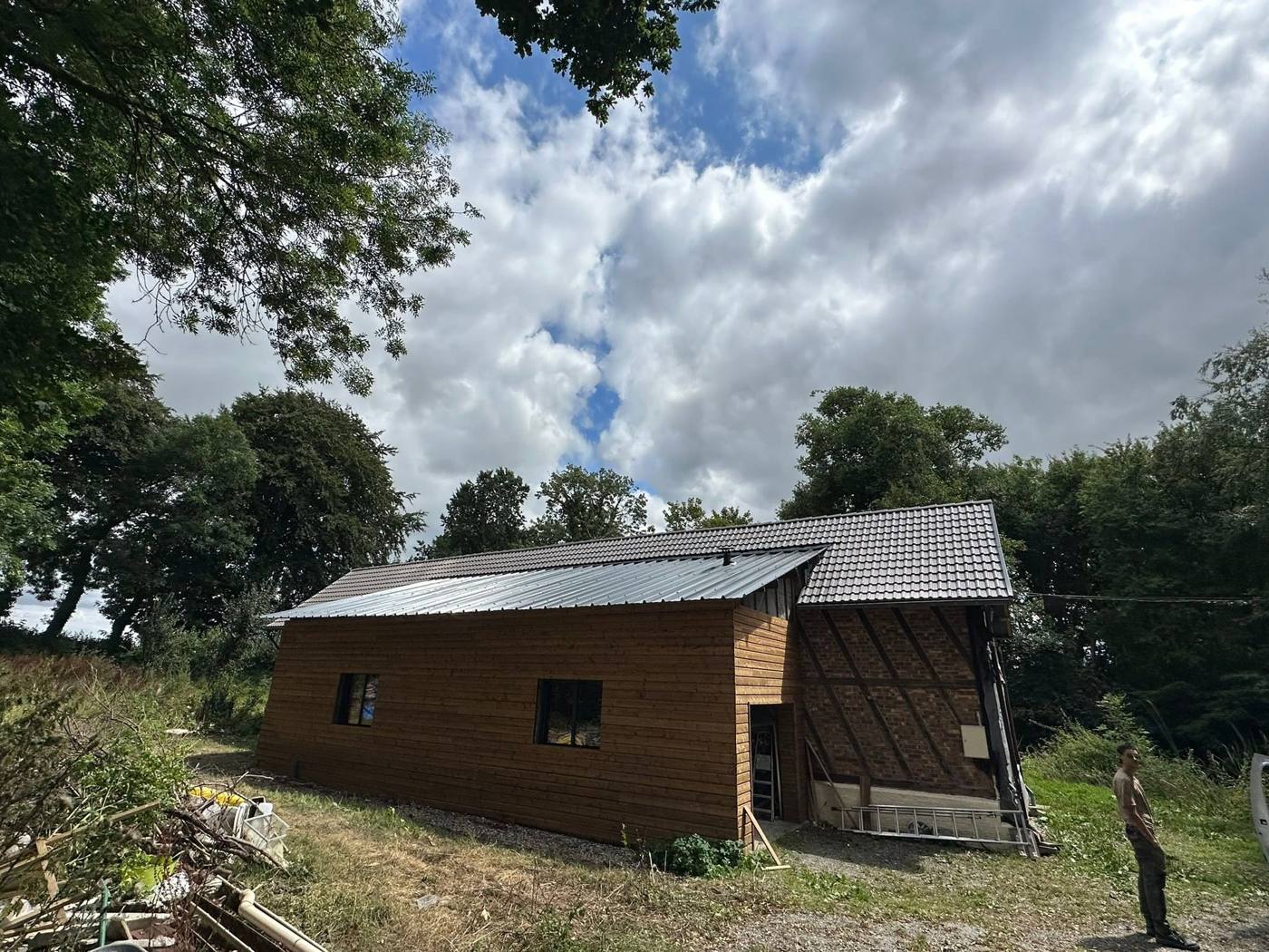 Bâtiment en bardage bois et sa couverture, chantier de l'entreprise