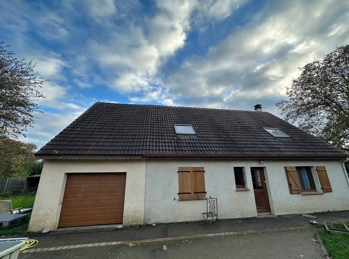 Le même pavillon avec une toiture neuve en tuiles sombres