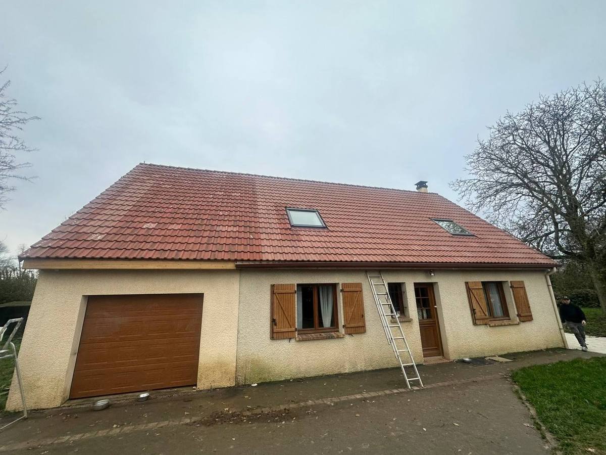 Pavillon avec une ancienne toiture en tuiles rouges et des fenêtres de toit