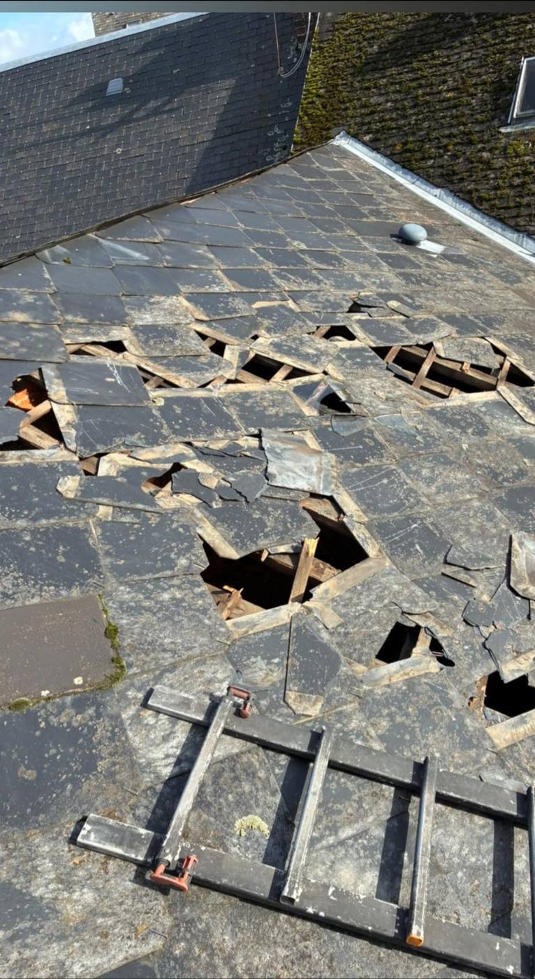 Toiture en ardoise très endommagée, nombreuses ardoises cassées et arrachées