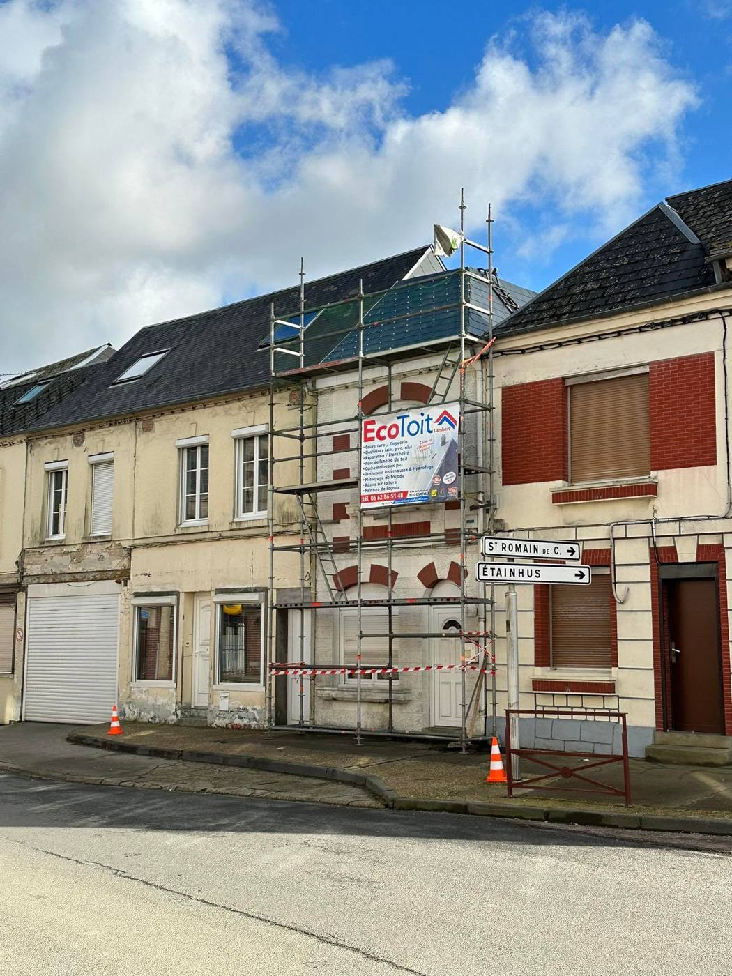 Échafaudage monté contre la façade d'une maison de ville pour des travaux de toiture