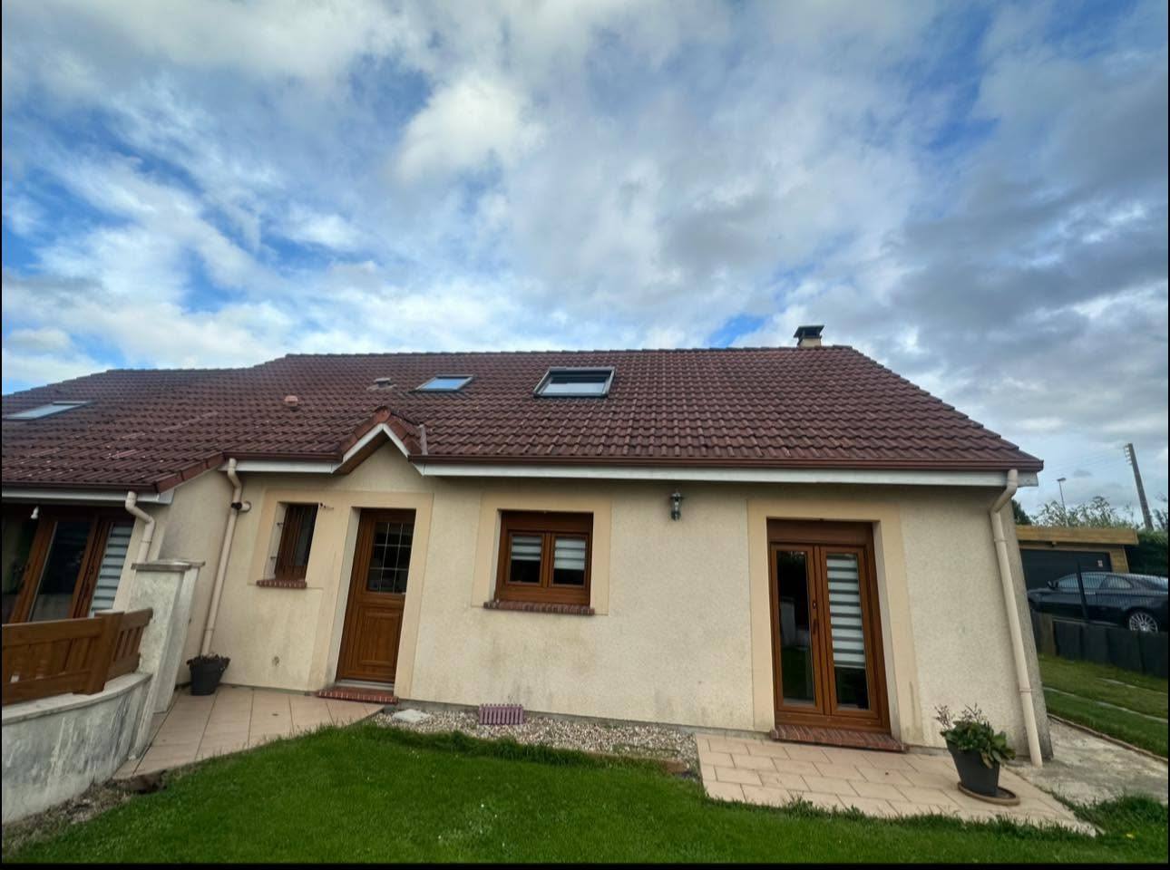Maison couverte de tuiles avec des fenêtres de toit, vue côté jardin
