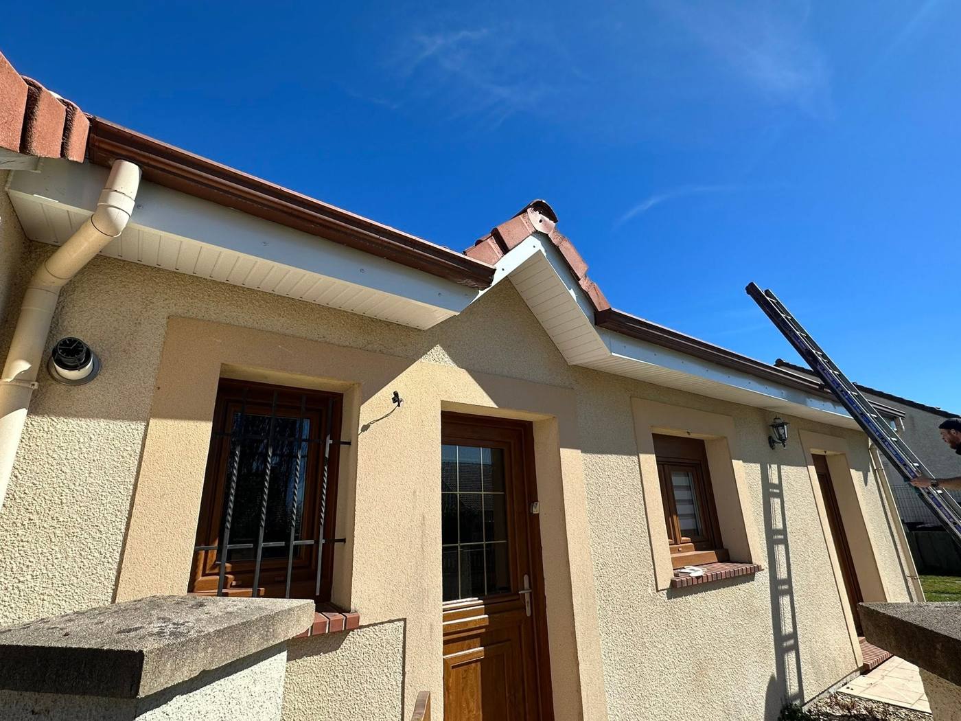 Maison à enduit clair et génoise en tuile, vue depuis le jardin