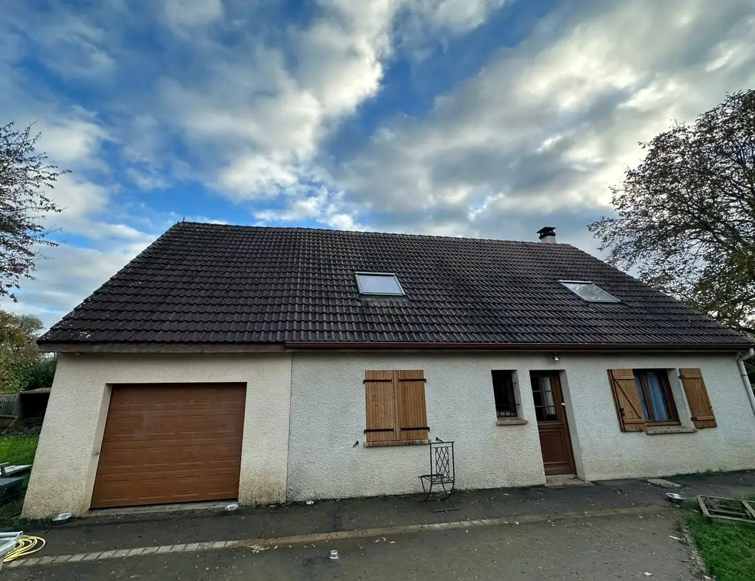 La même maison avec une toiture neuve en tuiles sombres