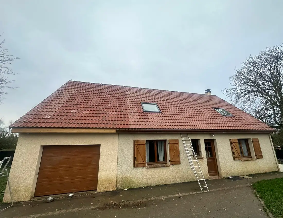 Maison avec une ancienne toiture en tuiles rouges
