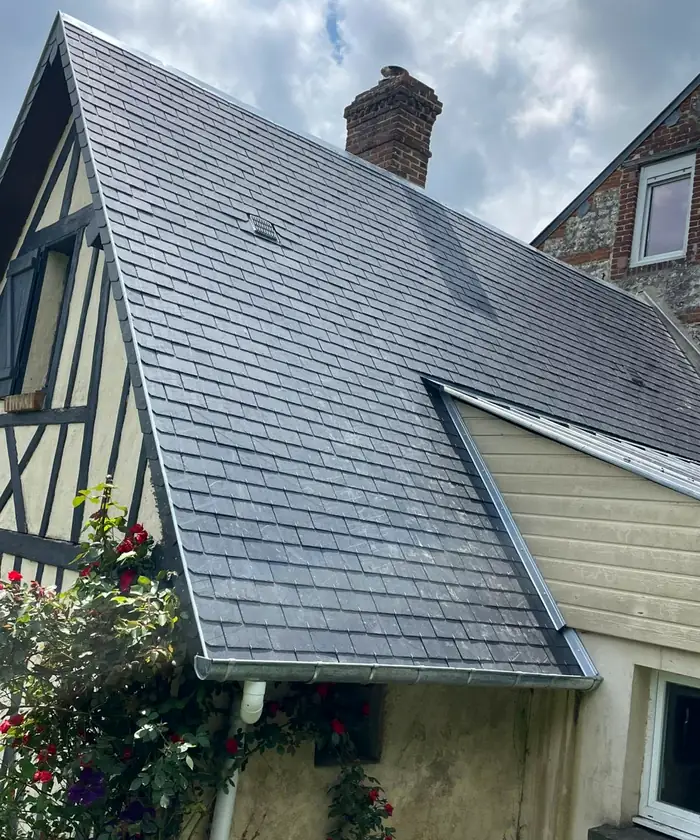 Pan de toiture en ardoise au-dessus d'une maison à colombages
