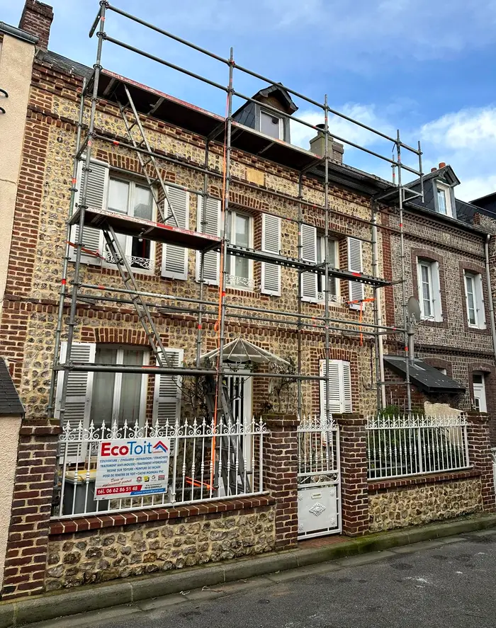 Façade en briques sous échafaudage pendant des travaux