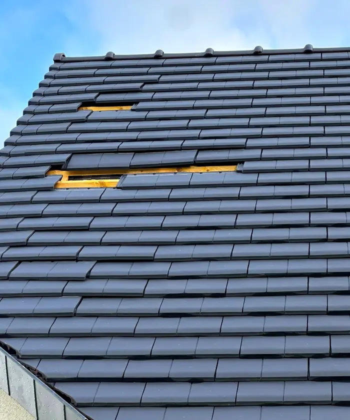 Tuiles arrachées sur une toiture après un coup de vent