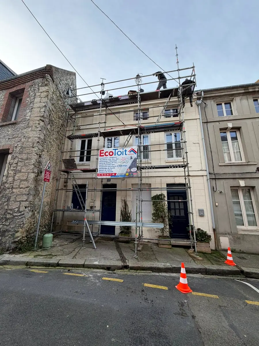 L'équipe Eco Toit au travail sur le toit d'une maison de ville, échafaudage en façade